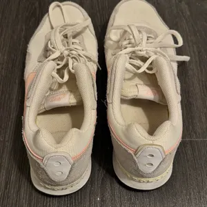 Nike Venture Runner Women’s Shoes VTG 80s 90s Running Off White Coral thumbnail 5