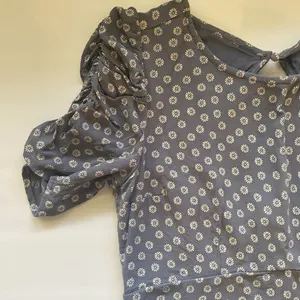 Abercrombie blue floral ruched short sleeve open back smocked blouse, size medium thumbnail 5