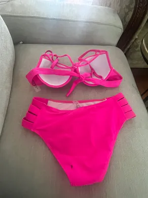 Make a splash with this vibrant pink bikini set. Perfect for a day at the beach or lounging by the pool. thumbnail 4
