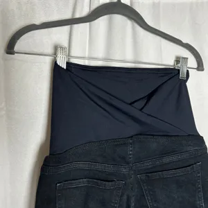 Isabel Maternity Raw Hem Full Belly Panel Dark Wash Bermuda‎ Jean Shorts Size 2 thumbnail 4