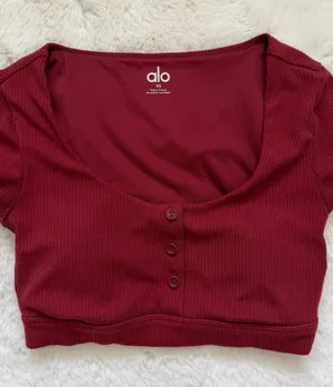 ALO Yoga Ribbed Button-Front Crop Top XS - Burgundy thumbnail 1