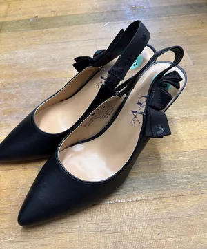 Gloria Vanderbilt Black Pointed Slingback Heels with Bow Accent thumbnail 1
