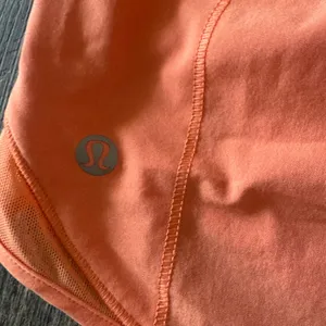 NWT Lululemon Hotty Hot Running Shorts Low Rise 2.5”‎ Lined Coral Kiss Size 12 thumbnail 8