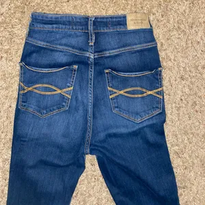 Abercrombie & Fitch Distressed Womens Jeans size 0 / W25 thumbnail 3