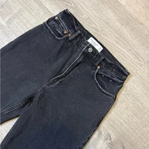 •Abercrombie & Fitch• Ultra High Rise Ankle Straight Jeans thumbnail 2