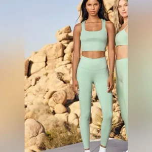 ✨ALO YOGA 7/8 High-Waist Airlift Sz Large Leggings✨ thumbnail 2