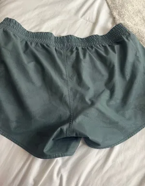 green athletic shorts Size L thumbnail 2