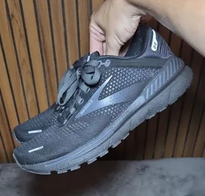 Brooks Women's Black and Grey Trainers thumbnail 1