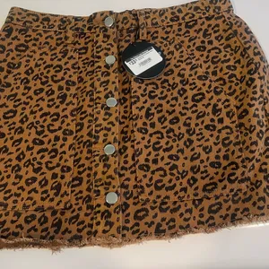Denim like leopard‎ print skirt with pockets NWT size Medium thumbnail 2