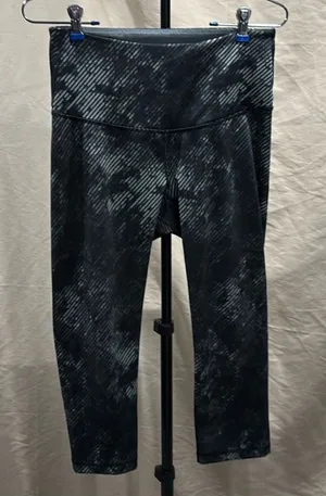 Old Navy Black & Gray Patterned High-Rise Capri Leggings thumbnail 1