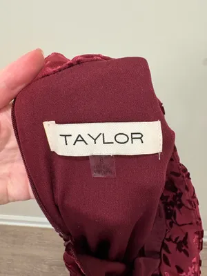 Taylor maroon velvet dress Red Size 8 thumbnail 4