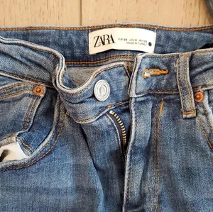 Zara Jeans Straight Leg Low Rise Raw Hem thumbnail 4