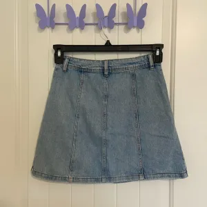H&M Divided‎ women’s button up light wash denim miniskirt — size 2 thumbnail 3