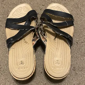Womens Crocs A-Leigh Black Leather‎ Strappy Wedge Sandals Beige Size 9 thumbnail 2