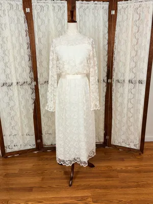 Beautiful Vintage 1960s/70s Ivory Lace Tea Length Wedding Dress thumbnail 3