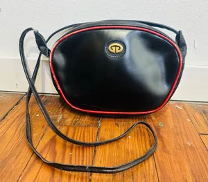 Vintage GUCCI Black Red 1980s Leather Oval Interlocking GG Logo Crossbody Purse thumbnail 1