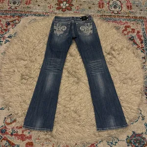 Miss Me Jeans – Size 29 – Bootcut with Embroidered Fleur-de-Lis Pockets thumbnail 2