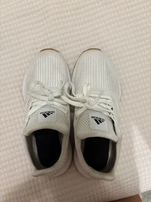 White adidas tennis shoes thumbnail 4