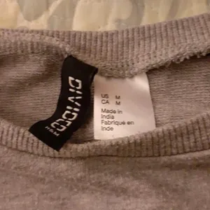 by H&M Women’s Used Grey Colorblock Long Sleeve Crop Top (Size M) thumbnail 3