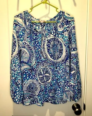 Lilly Pulitzer Willa Blouse Womens Medium Blue Midnight Print V Neck Tunic Top thumbnail 1