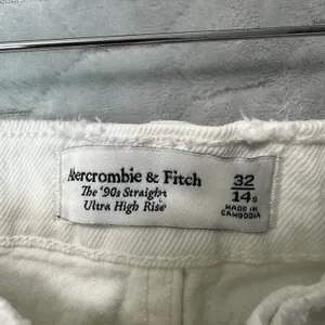 Abercrombie & Fitch 90s Straight Ultra High Rise Jeans 32/14S White Distressed thumbnail 4