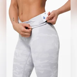 NWOT Lululemon Wunder Under High-Rise Tight 28" *Luxtreme thumbnail 3