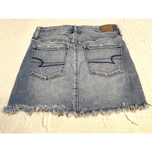American Eagle Distressed Denim Mini Skirt Raw Hem Light Wash Size 4 thumbnail 5