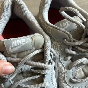 Nike gray sneakers thumbnail 3