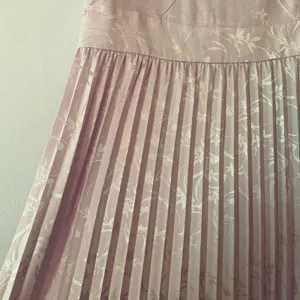 NWT Lulus Lavender Purple Satin Pleated Floral Midi Dress Women's size Medium thumbnail 5
