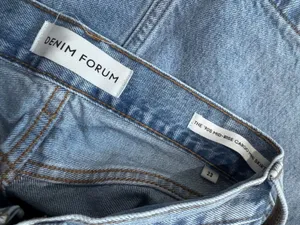 Aritzia Denim Forum The ‘90s Mid-Rise Cargo Mini Denim Skirt in 7 Yrs Bleu Taboo thumbnail 5