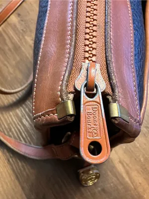 Dooney & Bourke Vntg Black Camel Pebbled Leather Crossbody Bag Brass Hardware thumbnail 9