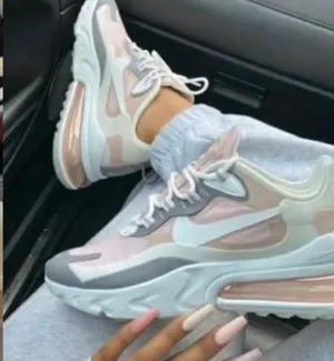 Nike AirMax 270 thumbnail 1