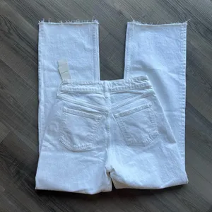 Abercrombie Curve Love High Rise 90s Relaxed Jean in White Destroy thumbnail 7