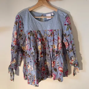 Lauren Conrad Floral Top size Medium thumbnail 2