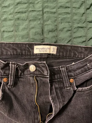 Black Abercrombie Jeans Ultra High-Rise 90s Straight thumbnail 2