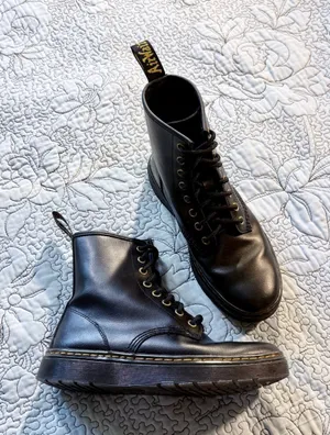 💥Dr. Martens Zavala Black Leather 8-Eye Lace Up Combat Boots Women’s Sz 6❤️ thumbnail 1