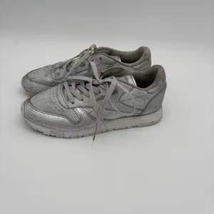 Reebok Shoes Womens 7.5 Classic Casual Sneakers Silver Leather Lace Up BD5757 thumbnail 2
