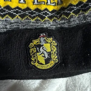 Harry Potter Hufflepuff Knit Pom Beanie Hat Black Yellow Warner Bros OS thumbnail 6