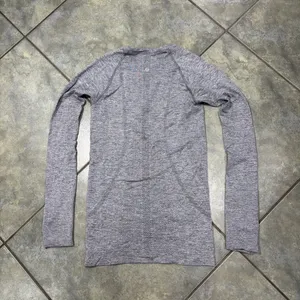 Lululemon Swiftly Tech Shirt Women Sz 4 Long Sleeve Gray Top Run Yoga Workout thumbnail 3