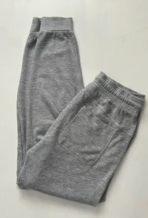 alo yoga sweatpants  thumbnail 1