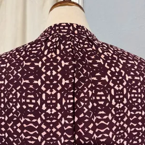 Ivanka Trump Burgandy Dressy LS Blouse Women’s L Half Clasp Button Office‎ Wear thumbnail 6
