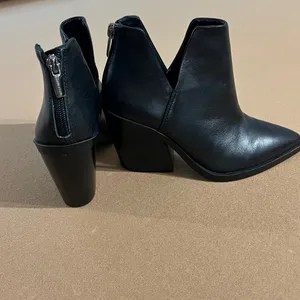 Vince Camuto Gidgeta Booties - Like Brand New -‎ Only Worn Once - No Box thumbnail 9