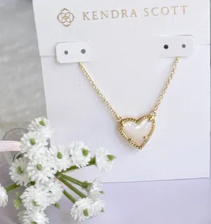 Kendra Scott Ari Heart Gold Pendant Necklace in Ivory Mother-of-Pearl thumbnail 1