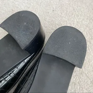 Stuart Weitzman Black Crocodile Patent Leather Block Heel Mules Shoes 8 Narrow thumbnail 9