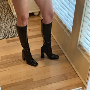 Forever 21 black patent knee high boots - size 6! thumbnail 3