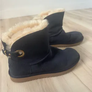 Koolaburra Navy Blue Shearling-Lined Ankle Boots with Tan Fur thumbnail 1