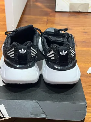 Adidas Women’s Sneakers Black White thumbnail 5