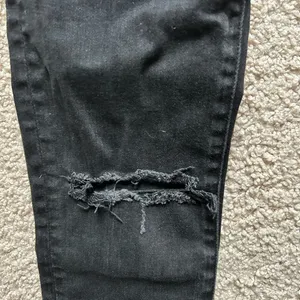 American Eagle Outfitters Black Skinny Jeans with Distressed Knees thumbnail 3