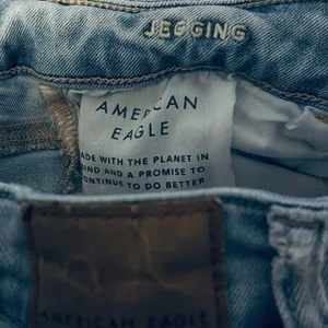 Size 4 American Eagle Distressed Ripped Light Wash Denim Jeans Jeggings Next Lev thumbnail 9