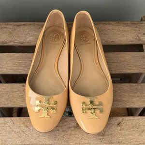 Tory Burch Patent Leather Pointy-Toe‎ Logo Flat Size 8 A30 thumbnail 2